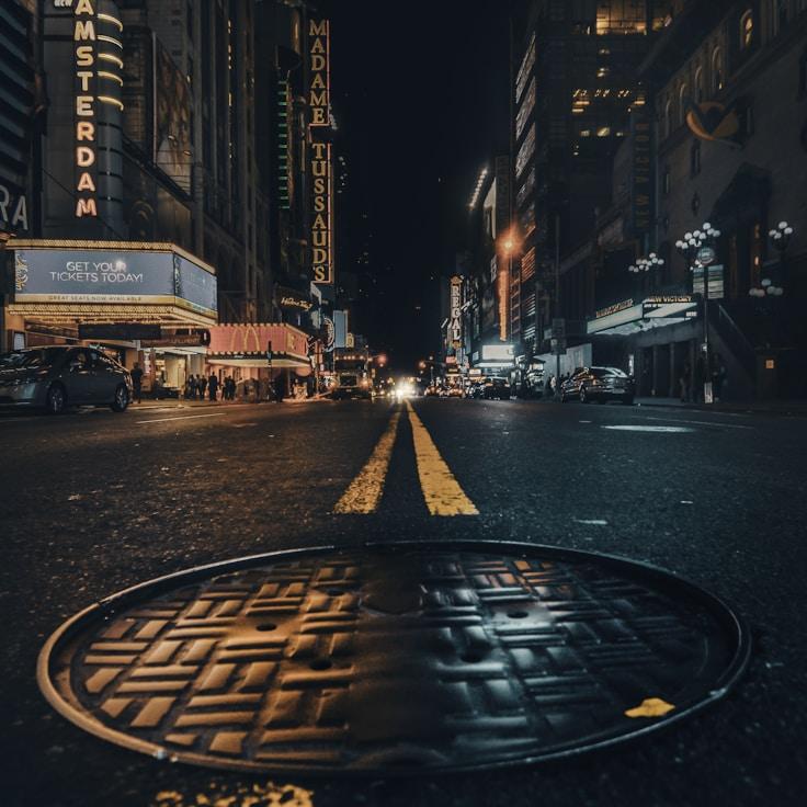 Parents evaluating schools in Portugal